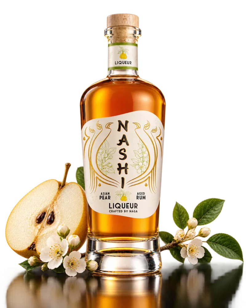 Bouteille de Naga Nashi, liqueur de poire asiatique et rhum vieilli, 25° 70cl, avec poire et fleurs